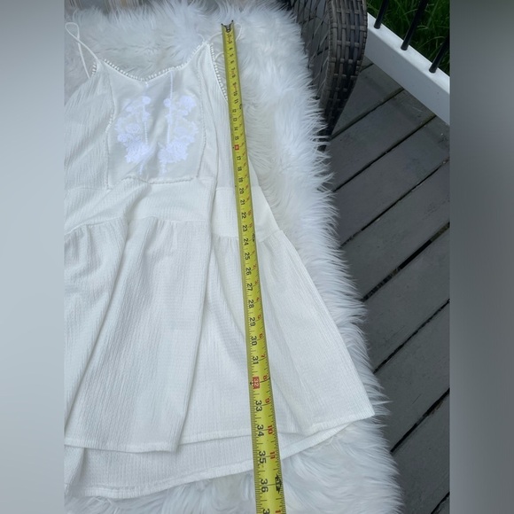 Zara Elegant White Mini Dress with Floral Accents - Picture 7 of 8